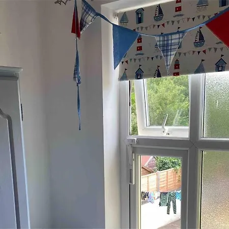 Lilly's Cottage, Filey, Sleeps 8