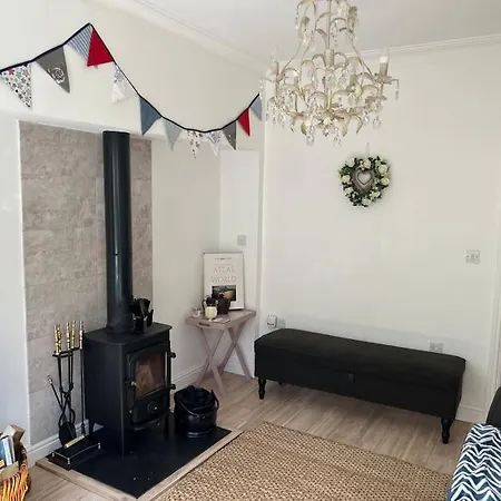 Lilly's Cottage, Filey, Sleeps 8