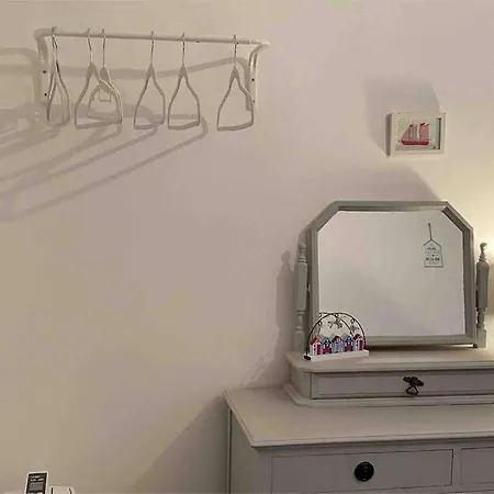 Lilly's Cottage, Filey, Sleeps 8