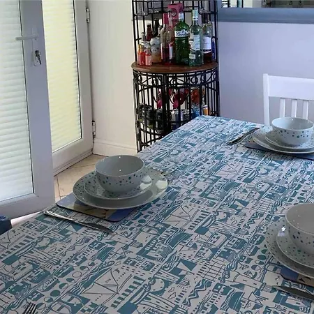 Lilly's Cottage, Filey, Sleeps 8 פילי